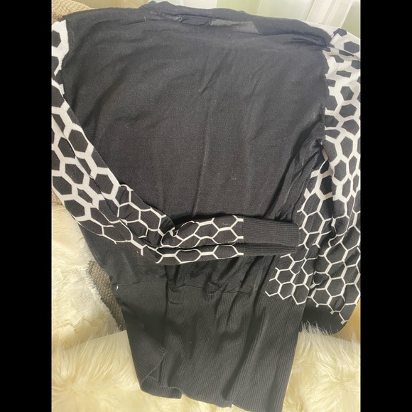 Cache Rayon and spandex size small top, Like new. - Picture 4 of 4